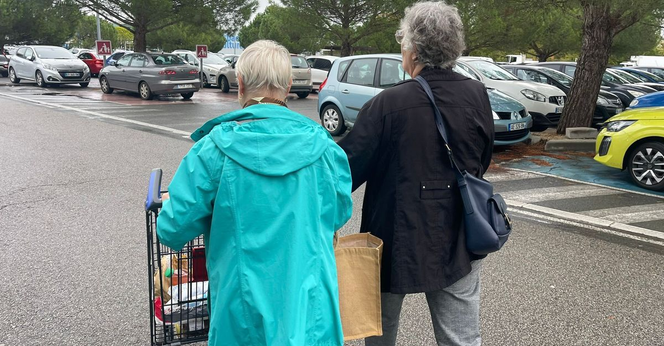 Marie-Claire et Odile, à la sortie du supermarché.
