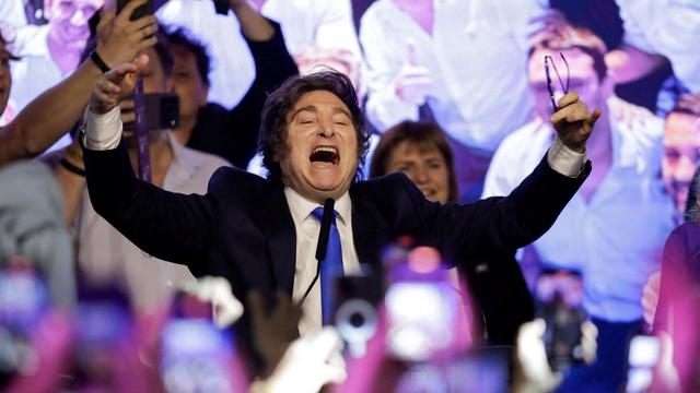 Javier Milei, presidente de Argentina, celebra los resultados de las elecciones legislativas, este domingo.
