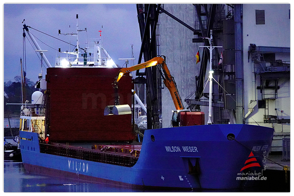 Blaues Feederschiff wird ab Tagesanbruch gelöscht.