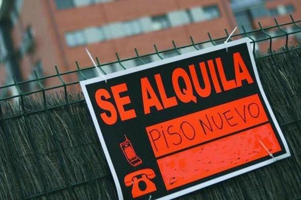 Un cartel de 'se alquila' en una vivienda. (EFE)