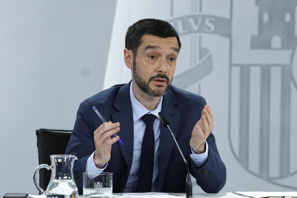 El ministro de Derechos Sociales, Consumo y Agenda 2030, Pablo Bustinduy, durante una rueda de prensa posterior al Consejo de Ministros, en una imagen de archivo. (EFE/ Juan Carlos Hidalgo)
