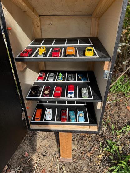 De binnenkant met speelgoedauto's