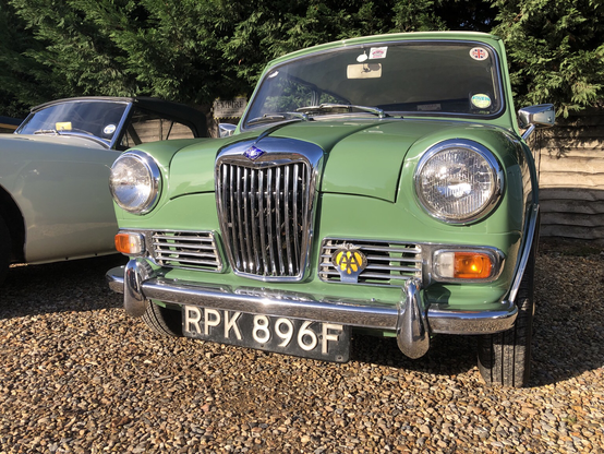 We love this #RileyElf seen yesterday at a Sunday morning Cars ‘n Coffee meet. Resplendent in an appropriate green colour. Do you like green? - http://miniphernalia.co.uk #MiniMonday