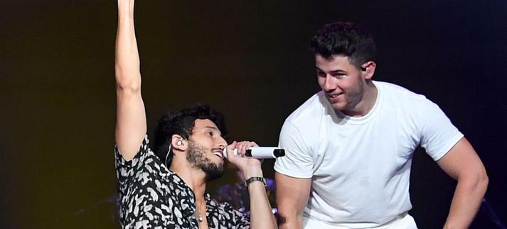 The Jonas Brothers, en el escenario con Natti Natasha, Daddy Yankee y Sebastian Yatra durante la apertura de su 'Happiness Begins Tour 2019. / Kevin Mazur