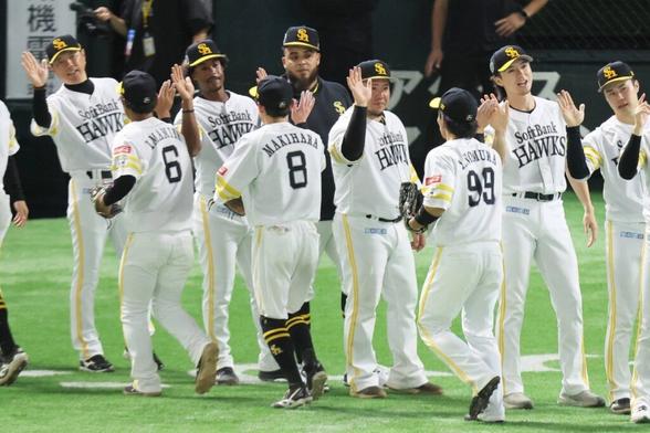 Hawks aim to bring energy from Japan Series blowout to Koshien