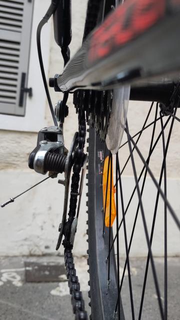 Dérailleur arrière de vélo complètement tordu, la chaîne ne s'enclenche pas correctement sur le galet tendeur