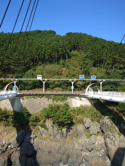 3 sky capsules passing by and visible from the Haewol sky walk