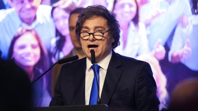 Javier Milei daba un discurso el domingo tras conocer los primeros resultados de las legislativas argentinas.