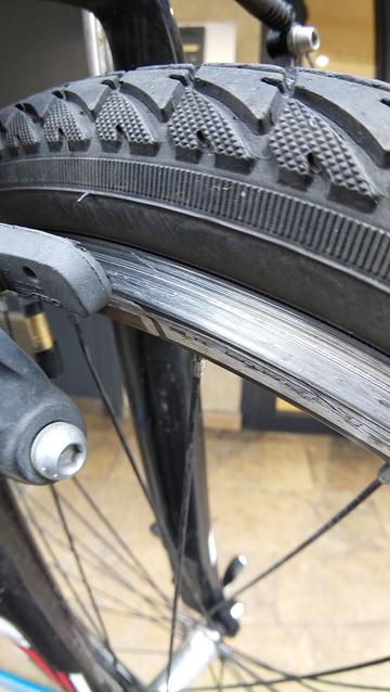 Même frein vu de côté pour voir l'état de la jante bouffée par le métal du patin