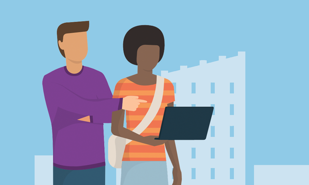 een man en vrouw die een laptop bestuderen