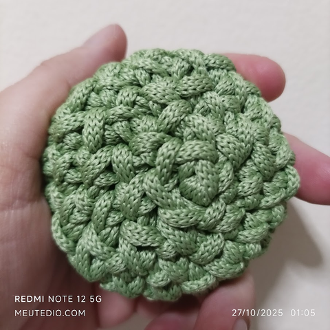 Fundo redondo de uma peça de crochê verde.