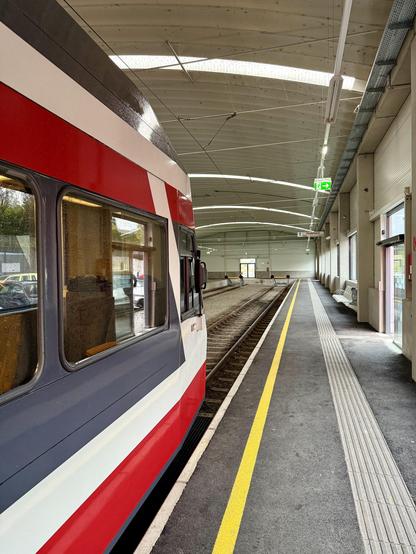 Auf dem Hausbahnsteig, Blick zum Bahnsteig- und Hallenende.