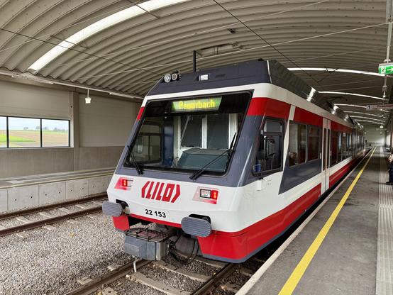 Einer der Triebwagen am Hausbahnsteig in der Bahnhofs-/Depothalle von Peuerbach.