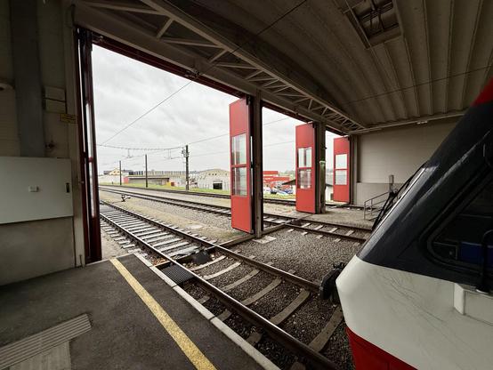 Die Einfahrt in die Bahnhofs-/Depothalle mit drei verschließbaren Toren.