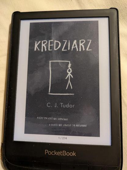 Okładka e-booka "Kredziarz" autorstwa C.J. Tudor. E-book ma 274 strony.