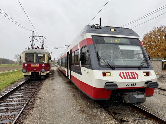 Links Triebwagen 32 der Salzburger Lokalbahn, rechts ein Stadler GTW der Linzer Lokalbahn.