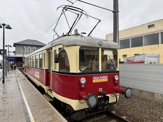 Triebwagen 32 nach Ankunft in Neumarkt-Kallham.