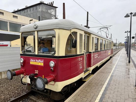 Noch einmal Triebwagen 32 nach Ankunft in Neumarkt-Kallham, diesmal von der anderen Seite.
