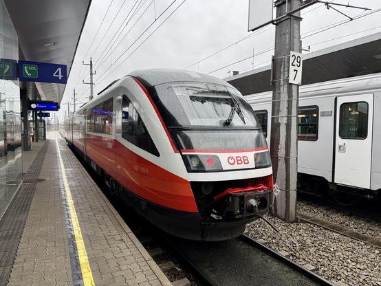 Klassischer Desiro der ÖBB am Bahnsteig in Neumarkt-Kallham.
