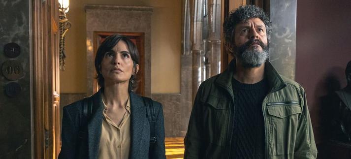 Isak Férriz y Verónica Echegui en la serie 'Ciudad de sombras' de Netflix / LUCIA FARAIG/NETFLIX