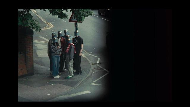 7 personas con mascara de paloma en una esquina