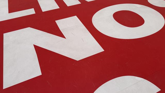 Detail aus einem Kunstwerk von Barbara Kruger im Guggenheim-Museum Bilbao. Erkennbar sind nur die Buchstaben „NO“.