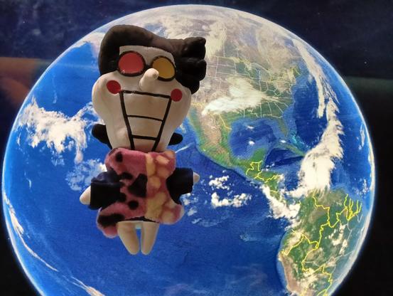 spamton sobre una pantalla que proyecta el planeta con México visible