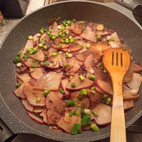 Pfanne mit Radi, Zwiebeln, Ingwer und Frühlingszwiebeln