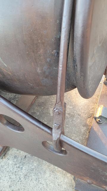 Narrow support holding back of cannon down