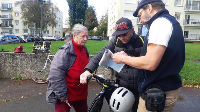 Échange itinéraires entre 2 membres et 1 visiteur qui souhaite participer à l'atelier dimanche prochain.