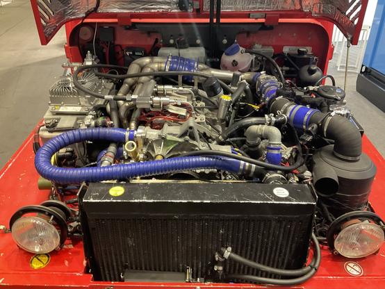 You see a front perspective of the motor compartment of a pulley for airport ground handling operation modified for hydrogen fuel. Parts of the diesel engine construction were kept, like the cooler and even the lead battery - because good, here and usable.