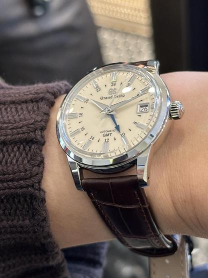 Wrist shot from the crown angle