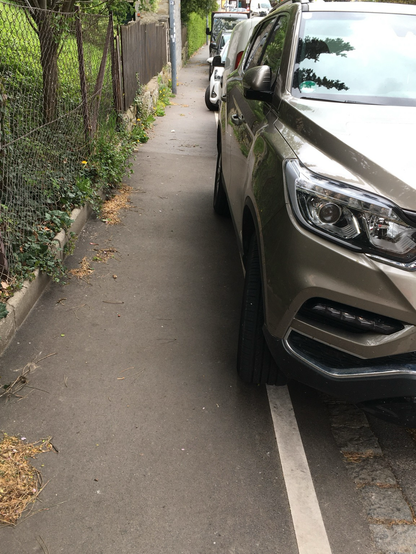 Foto zeigt einen sehr schmalen Gehweg, daneben ein parkendes Auto. Foto: VCÖ