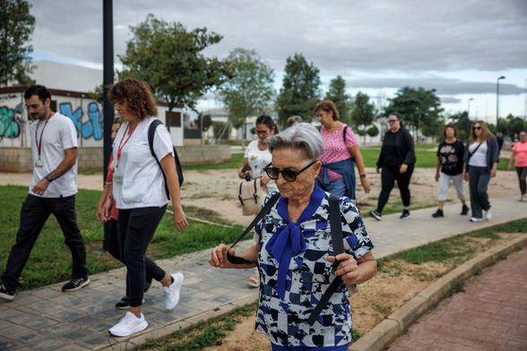 Vecinos de Catarroja (Valencia) participan en una caminata terapéutica con psicólogos el pasado viernes.