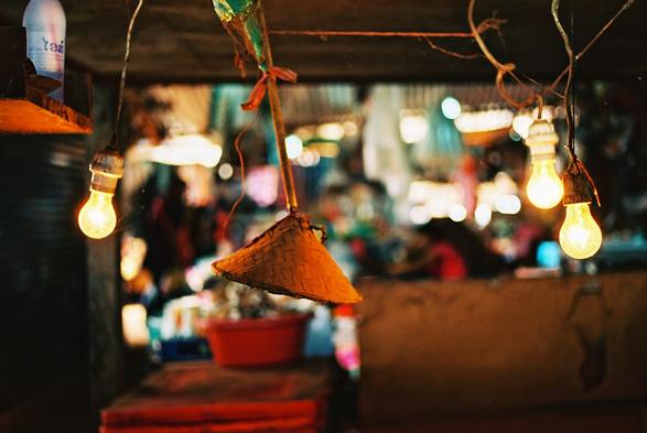 Eclairage au marché de Vientiane, Laos