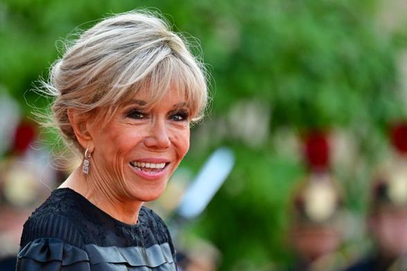 Brigitte Macron, esposa del presidente francés Emmanuel Macron, recibe a unos invitados en una cena oficial en el Palacio del Elíseo, el 22 de junio de 2023, en París. (Christian Liewig / Corbis via Getty Images)