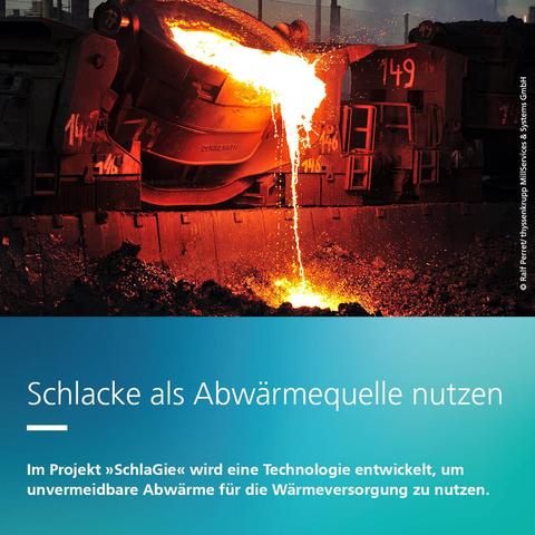 Ein Stahlwerksbehälter kippt glühende Schlacke aus, die in einen Auffangbereich fließt. Unten steht: „Schlacke als Abwärmequelle nutzen – Im Projekt ›SchlaGie‹ wird eine Technologie entwickelt, um unvermeidbare Abwärme für die Wärmeversorgung zu nutzen.“