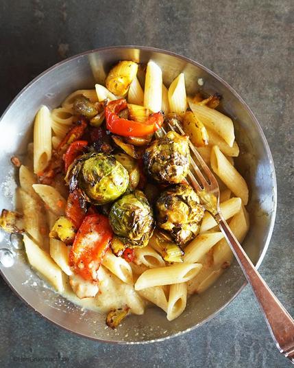 Pfanne mit: Im Ofen geschmorten spicy Rosenkohl, Paprika, Lauch und Zwiebeln auf Penne Rigate mit einer Erdnuss-Kokosmilch-Sauce