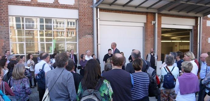 Besucherinnen udn Besucher bei einer Führung vor dem Grundbuchzentralarchiv Kornwestheim