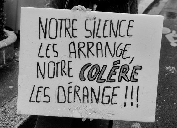 Photo de Serge D'Ignazio, pancarte "Notre silence les arrange, notre colère les dérange"