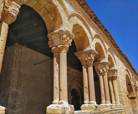 Galeria porticada de la iglesia romanica de Perorrubio (Segovia)
