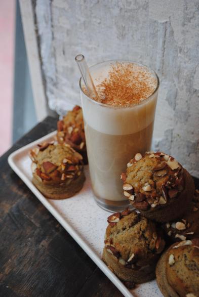 Cette semaine, on profite du calme des vacances pour recharger les batteries. Pour cette raison, nous ne vous proposerons pas de pâtisseries Sucré Coeur, mais simplement des viennoiseries, des gâteaux, des biscuits, et des boissons gourmandes ! En photo, le Cabane Latte (sirop de banana bread et cannelle, caramel beurre salé et lait de votre choix) et nos muffins à la banane sans gluten.

#sansgluten #glutenfree #muffin #gâteau #dessert #banane #caramel #cannelle #paris #paris18 #boissonchaude