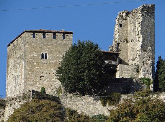 Ruines du château féodal à #Madaillan (#LotEtGaronne) Château construit au XIIIe siècle et légèrement agrandi au cours du XIVe siècle. Il a subi plusieurs sièges, dont le plus important et dernier, remonte à 15...
Suite 👉 https://monumentum.fr/monument-historique/pa00084160/madaillan-ruines-du-chateau-feodal
#Patrimoine #MonumentHistorique
Photo CC-BY-SA 4.0 : Jacques MOSSOT