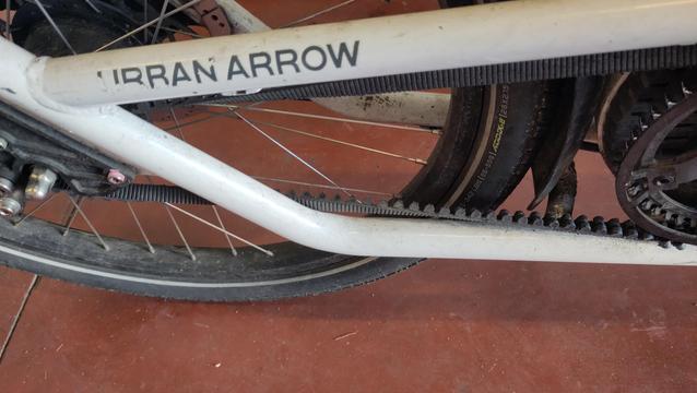 Même vélo vu du côté où on voit la courroie qui vrille