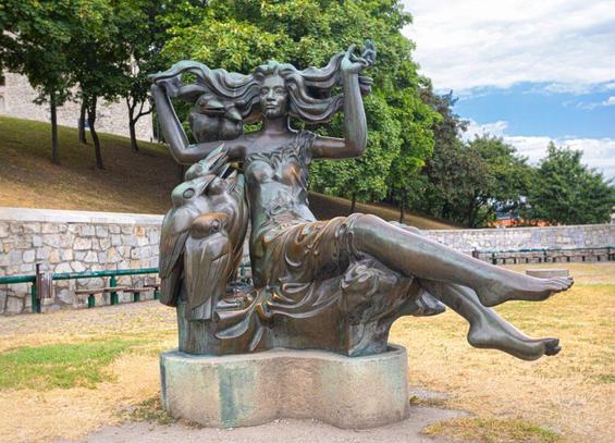 la-sorciere-de-bratislava-statue-fille-aux-corbeaux-1