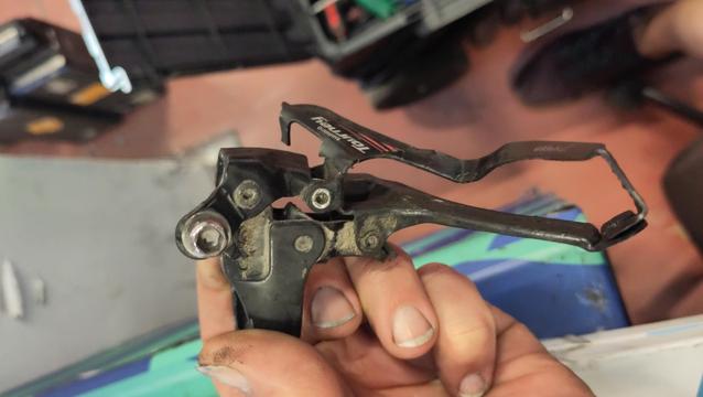 Dérailleur AV de vélo complètement tordu