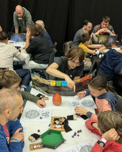 photo d"une des tables de JdR KIDS sur un JdR maison ou on joue de jeunes dragons