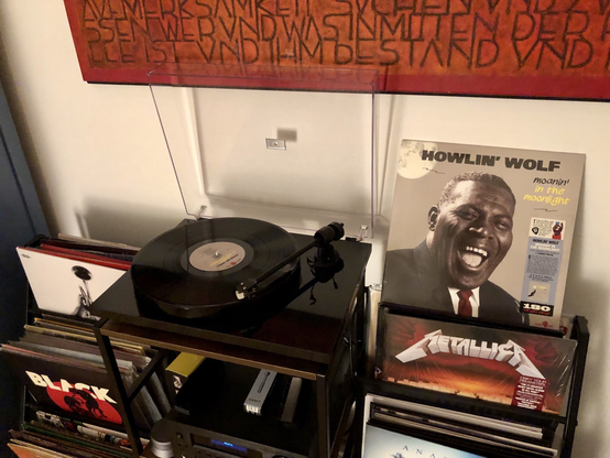 Turntable spinning “Moanin’ in the moonlight” by Howlin’ Wolf