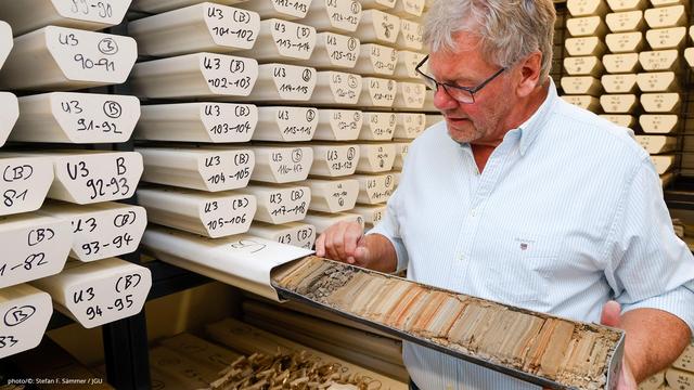 The core samples in the ELSA archive not only provide information on the climate of past centuries. They also offer a window into many aspects of human history over a period of 130,000 years. (photo/©: Stefan F. Sämmer / JGU)