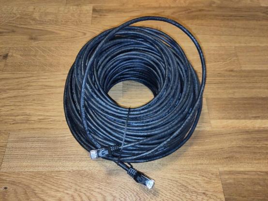 Foto des ungenutzten, schwarzen Kabels.